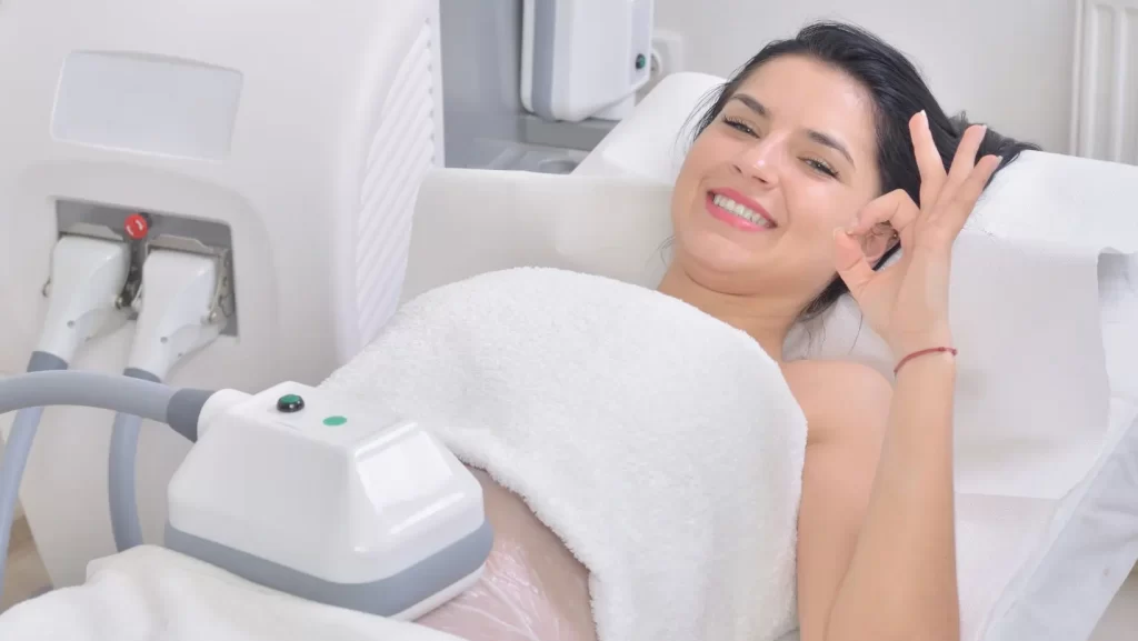 woman receiving a positive cryolipolysis (fat freezing) treatment experience